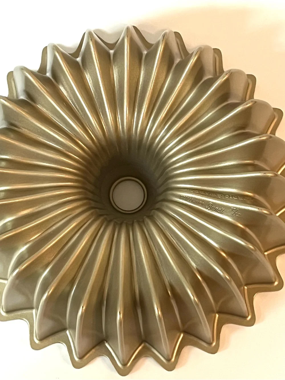 Nordic Ware Brilliance Bundt Cake Cast Aluminum Pan Gold Finish 5 Cups USA 8 in